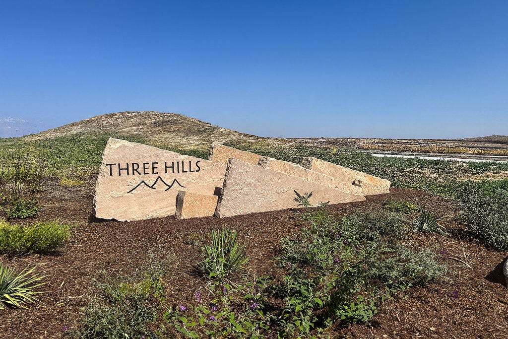 Three Hills natural sandstone monument sign in the Colorado foothills